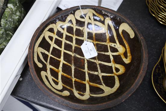 An English slipware circular baking dish, 18th / 19th century, Diam.30cm